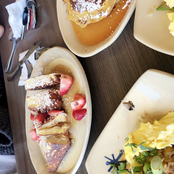 Photo taken at Snooze, an A.M. Eatery by E on 3/30/2018