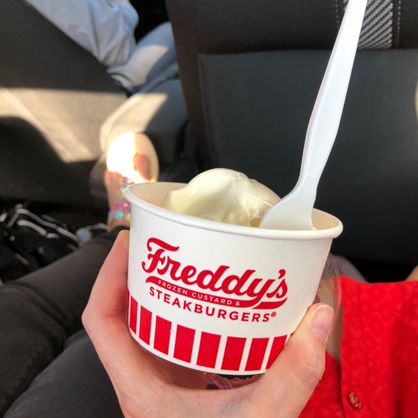 Das Foto wurde bei Freddy&#39;s Frozen Custard &amp; Steakburgers von Anielka M. am 10/7/2018 aufgenommen