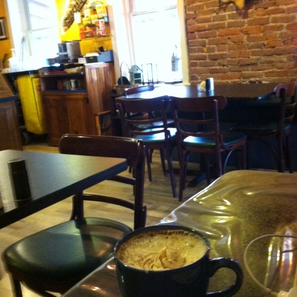 รูปภาพถ่ายที่ Brews N&#39; Bytes Cafe &amp; Eatery โดย Nina G. เมื่อ 11/19/2013