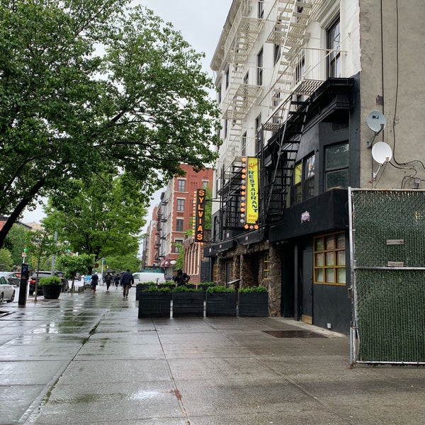 Foto tirada no(a) Sylvia&#39;s Restaurant por April N. em 5/13/2019