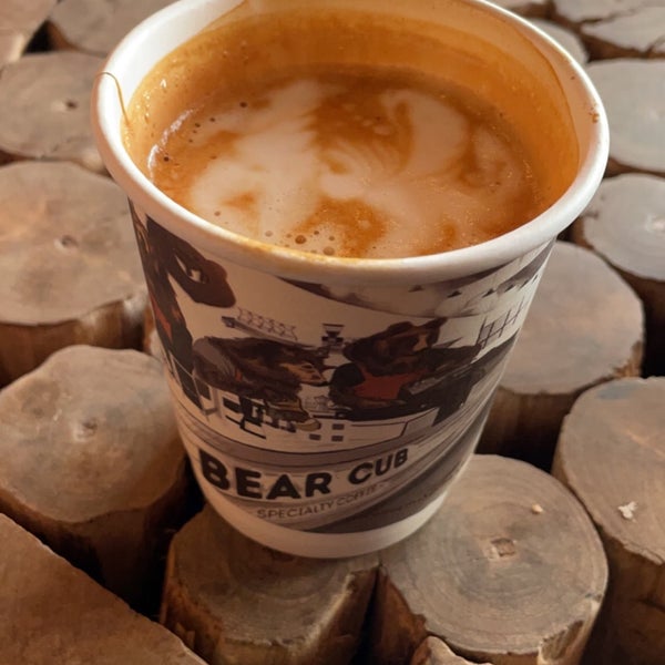 8/13/2022 tarihinde 🐈‍⬛ziyaretçi tarafından BEAR CUB ®️ Specialty coffee Roasteryمحمصة بير كب للقهوة المختصة'de çekilen fotoğraf