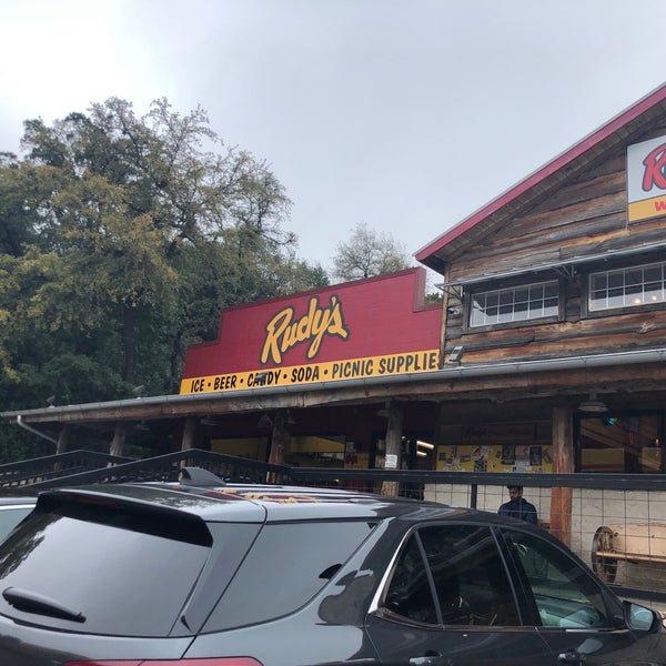 Photo taken at Rudy&#39;s Country Store &amp; Bar-B-Q by E . on 3/2/2019