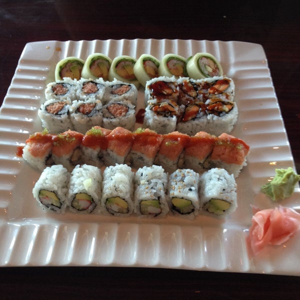 Снимок сделан в Sushi On The Rocks пользователем Kassie J. 4/18/2014