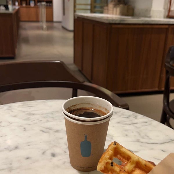 Photo taken at Blue Bottle Coffee by Yousif A. on 8/13/2023