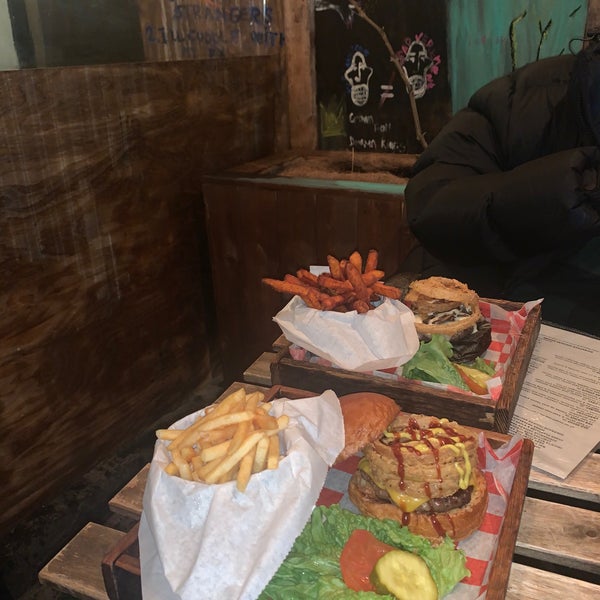 รูปภาพถ่ายที่ Juanchi&#39;s Burger โดย Shahad เมื่อ 1/9/2021