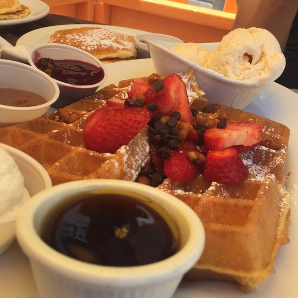 Photo taken at Chicago Waffles by Arisa X. on 8/22/2015