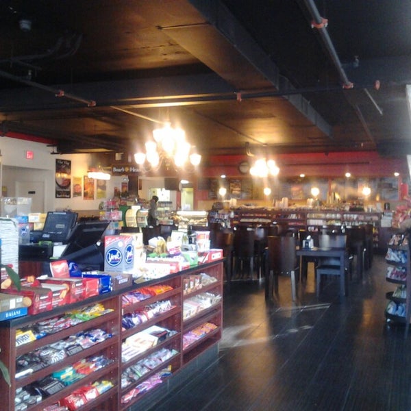 2/20/2013 tarihinde Meagan C.ziyaretçi tarafından West Wing Cafe'de çekilen fotoğraf
