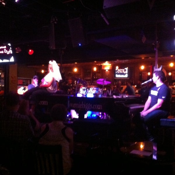 8/3/2014にDeliaがErnie Biggs Chicago Style Dueling Piano Barで撮った写真
