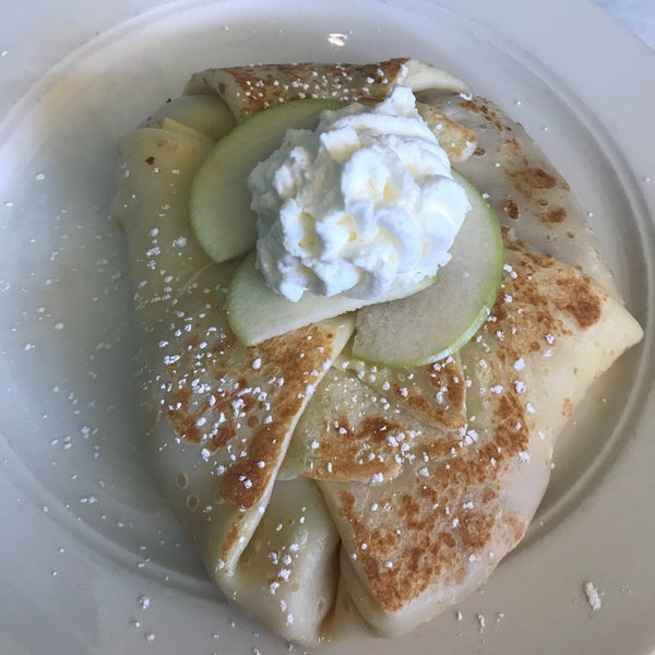 6/25/2018 tarihinde Melanie S.ziyaretçi tarafından Le Petit Triangle Cafe'de çekilen fotoğraf