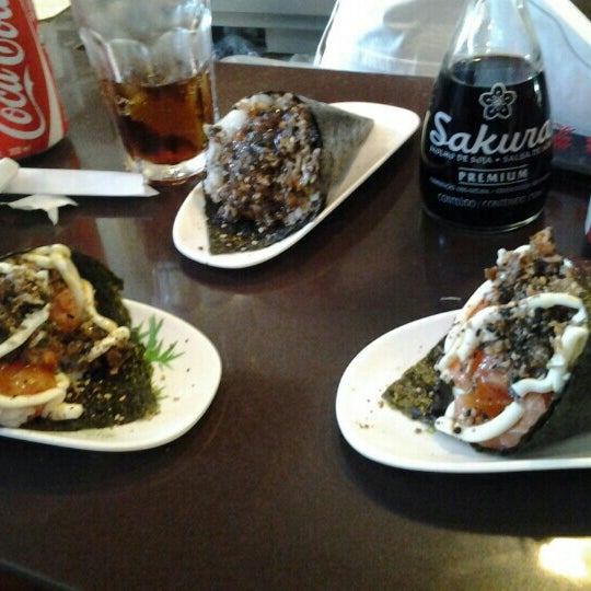 2/18/2013 tarihinde Mariah F.ziyaretçi tarafından Sushi Seninha'de çekilen fotoğraf