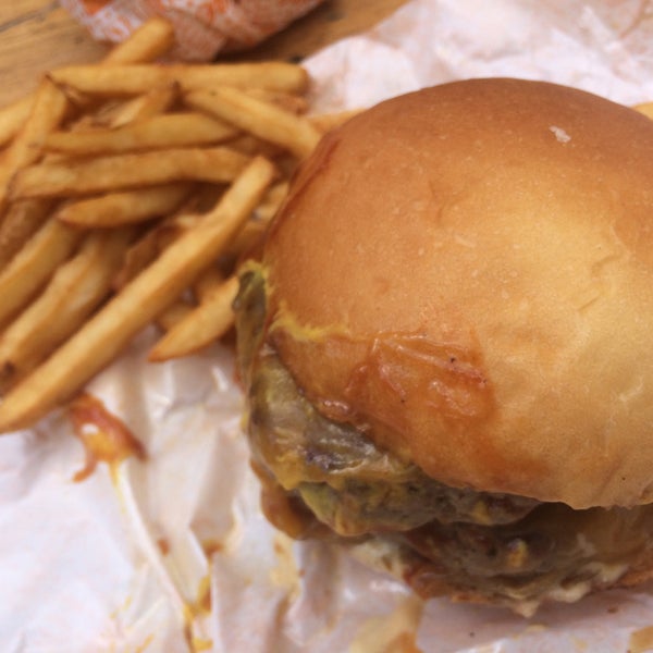 Foto tirada no(a) Zing Burger por Lacko C. em 6/21/2015