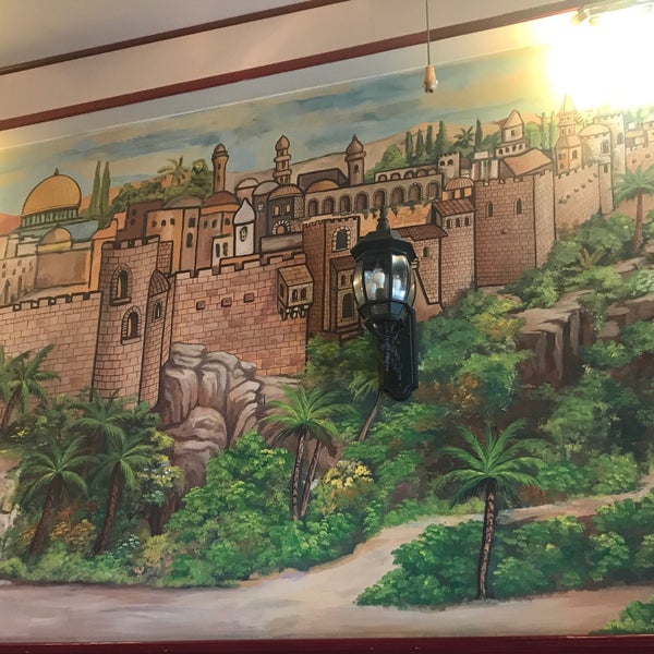 Das Foto wurde bei Old Jerusalem Restaurant von Ozgun G. am 6/28/2017 aufgenommen
