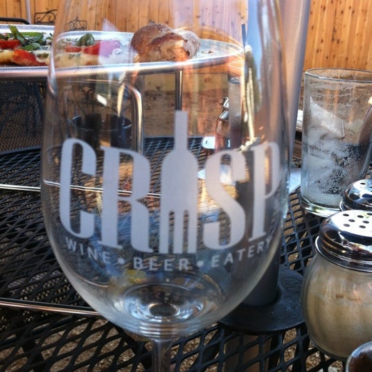 รูปภาพถ่ายที่ Crisp Wine-Beer-Eatery โดย Sherri S. เมื่อ 12/12/2012