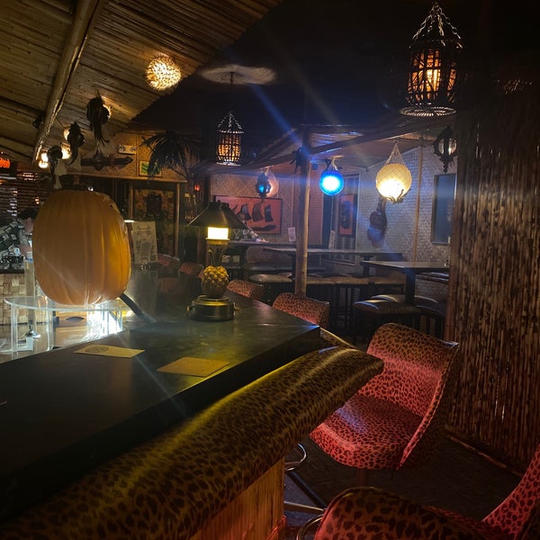 Снимок сделан в Hala Kahiki Tiki Bar &amp; Lounge пользователем Andrea T. 10/21/2022