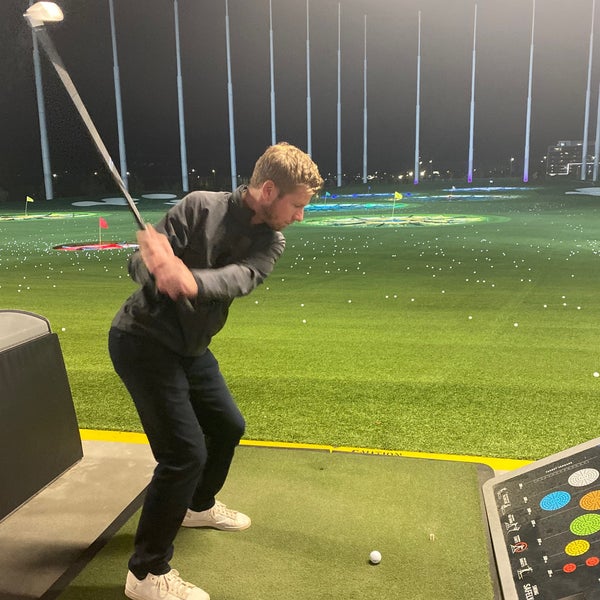 Foto diambil di Topgolf oleh Andrea T. pada 9/28/2022