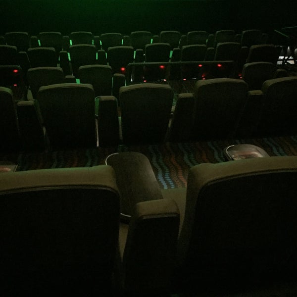 10/19/2015에 john B.님이 New Vision Theatres Ovation Cinema Grill에서 찍은 사진