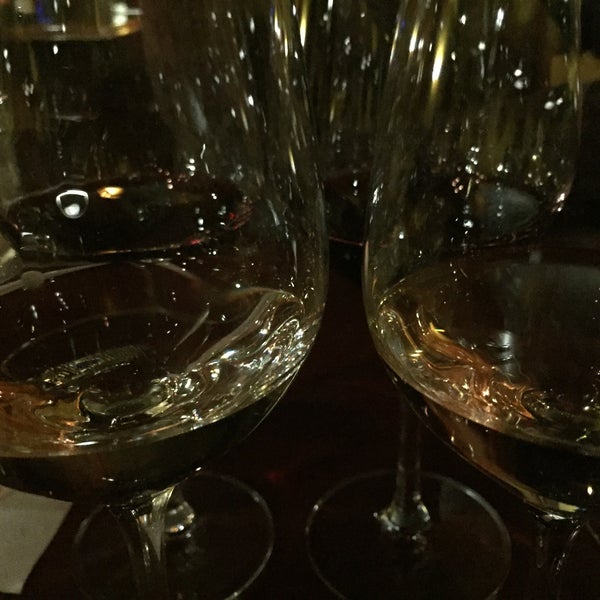 Foto tirada no(a) Nirvana  Wine and Grillerie por john B. em 11/22/2015
