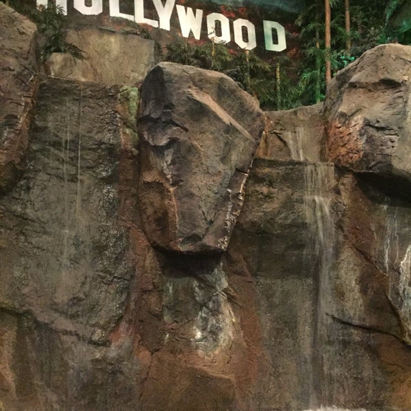 Das Foto wurde bei Hollywood Palms von john B. am 8/11/2018 aufgenommen
