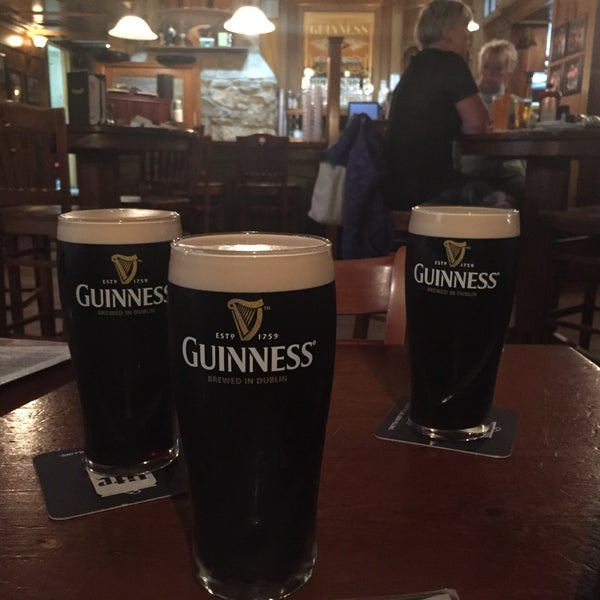 Foto tirada no(a) Quigley&#39;s Irish Pub por john B. em 8/4/2017