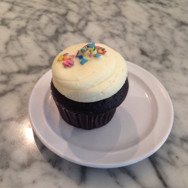 Das Foto wurde bei Molly&#39;s Cupcakes von Ashley N. am 8/15/2014 aufgenommen