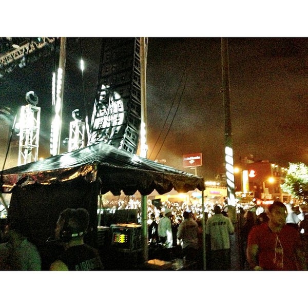 รูปภาพถ่ายที่ Sunset Strip Music Festival โดย Rynda L. เมื่อ 8/4/2013