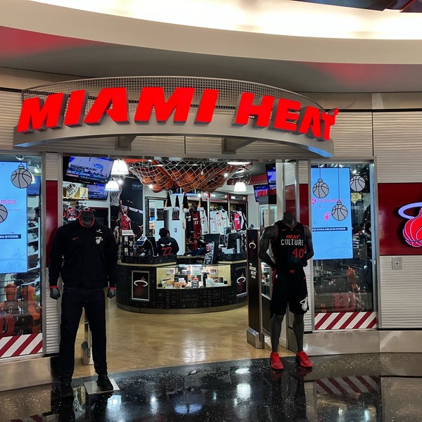 Снимок сделан в Miami HEAT Store пользователем T T. 12/31/2023