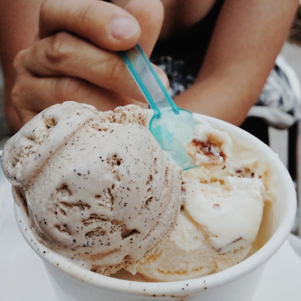 6/9/2013 tarihinde TJ O.ziyaretçi tarafından Glacé Artisan Ice Cream'de çekilen fotoğraf