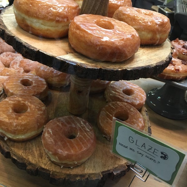 12/30/2017 tarihinde Caitlin C.ziyaretçi tarafından Glazed Gourmet Doughnuts'de çekilen fotoğraf