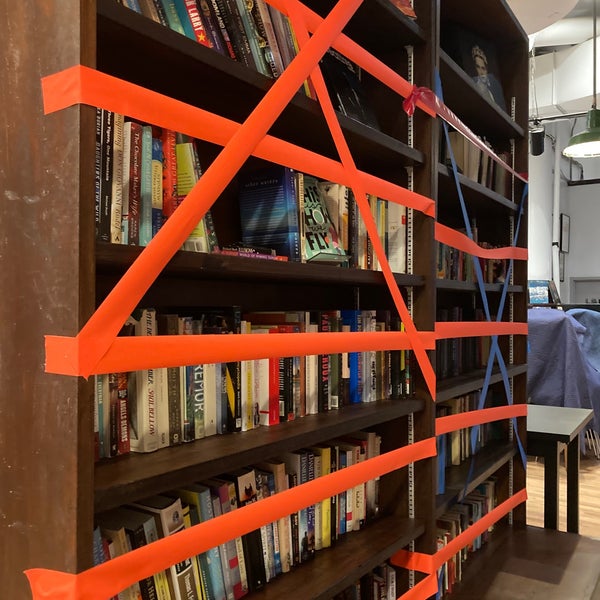 Foto tirada no(a) Housing Works Bookstore Cafe por Caitlin C. em 1/22/2022