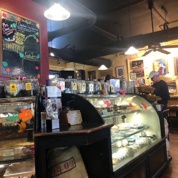 Foto diambil di Aromas Coffeehouse Bakeshop &amp; Cafe oleh Caitlin C. pada 7/25/2021