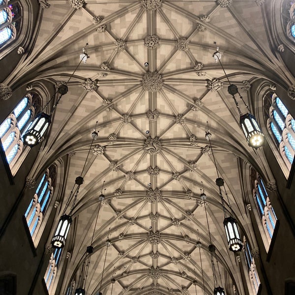 Foto diambil di Trinity Church oleh Caitlin C. pada 10/23/2022