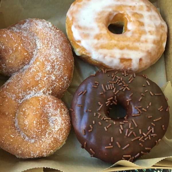 Das Foto wurde bei Glazed Gourmet Doughnuts von Caitlin C. am 12/30/2017 aufgenommen