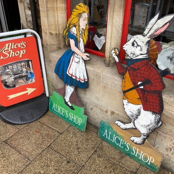 รูปภาพถ่ายที่ Alice&#39;s Shop โดย Caitlin C. เมื่อ 10/14/2022
