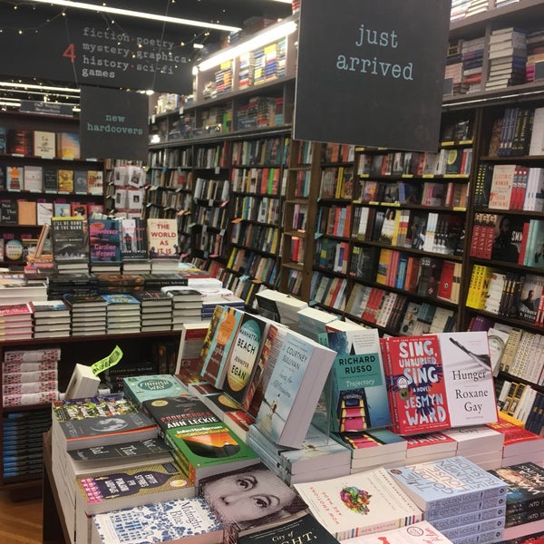 Photo taken at Brookline Booksmith by Caitlin C. on 7/15/2018