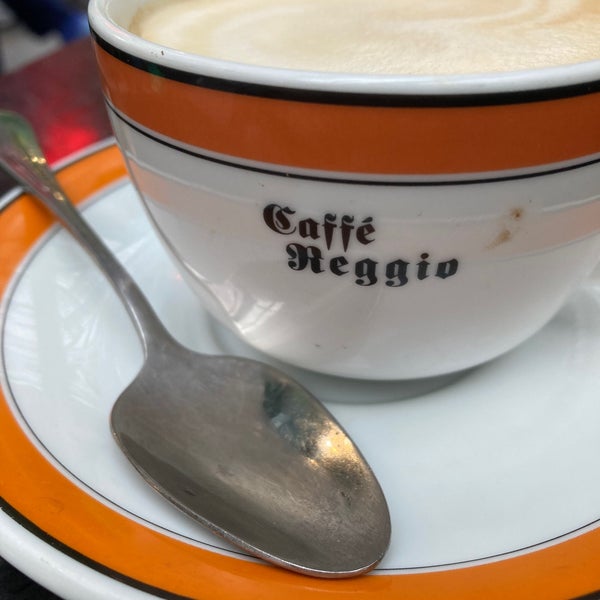 Foto diambil di Caffe Reggio oleh Caitlin C. pada 9/22/2023