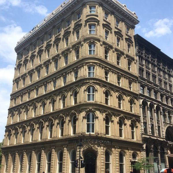 Foto tomada en Le Place d&#39;Armes Hôtel &amp; Suites  por Caitlin C. el 6/30/2018