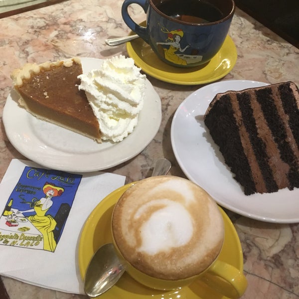 3/13/2018 tarihinde Caitlin C.ziyaretçi tarafından Cafe Lalo'de çekilen fotoğraf