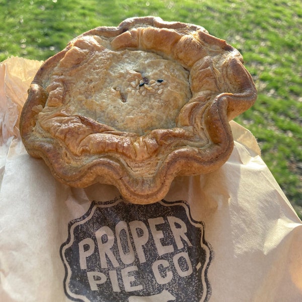 Foto tirada no(a) Proper Pie Co. por Caitlin C. em 3/5/2023
