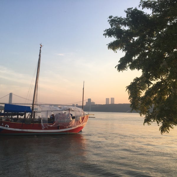 Foto tirada no(a) La Marina NYC por Caitlin C. em 5/30/2018