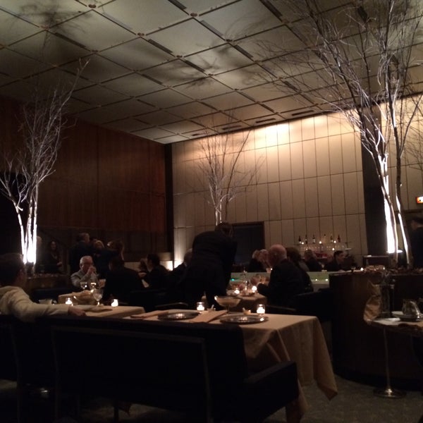 Das Foto wurde bei The Four Seasons Restaurant von Caitlin C. am 2/3/2015 aufgenommen