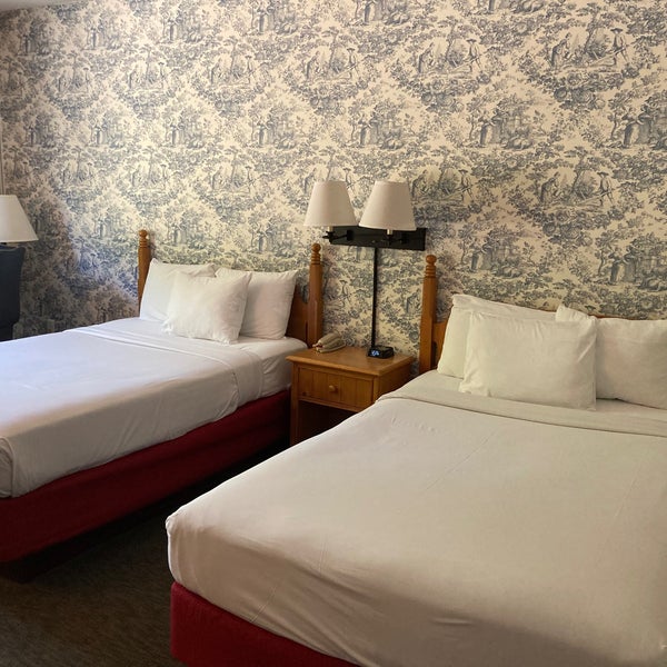 Foto diambil di Williamsburg Woodlands Hotel &amp; Suites, an official Colonial Williamsburg Hotel oleh Caitlin C. pada 9/1/2022
