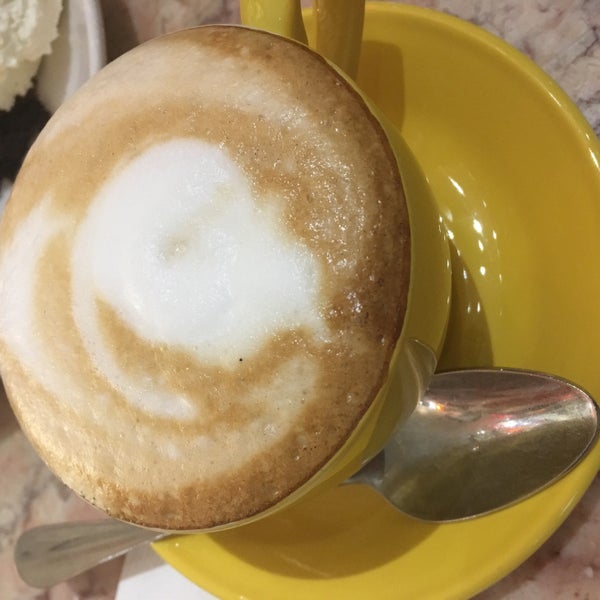 3/13/2018 tarihinde Caitlin C.ziyaretçi tarafından Cafe Lalo'de çekilen fotoğraf