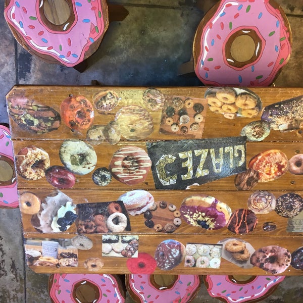 12/30/2017 tarihinde Caitlin C.ziyaretçi tarafından Glazed Gourmet Doughnuts'de çekilen fotoğraf