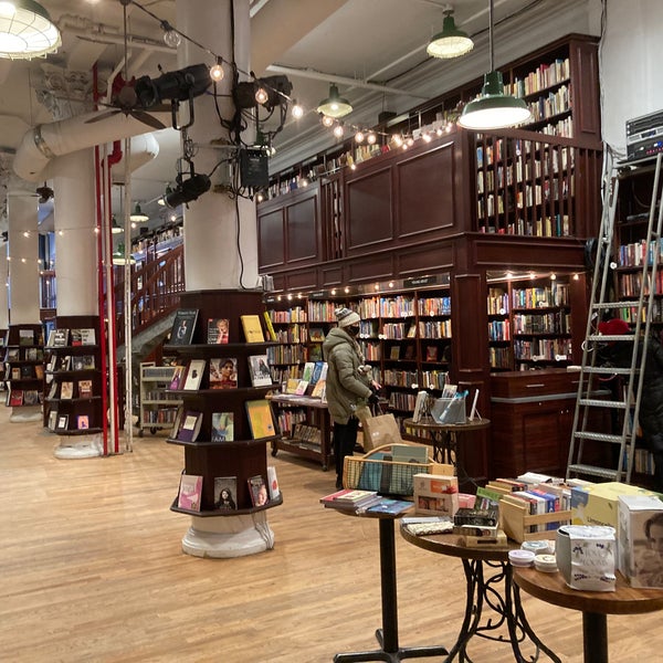 Foto tirada no(a) Housing Works Bookstore Cafe por Caitlin C. em 1/8/2022