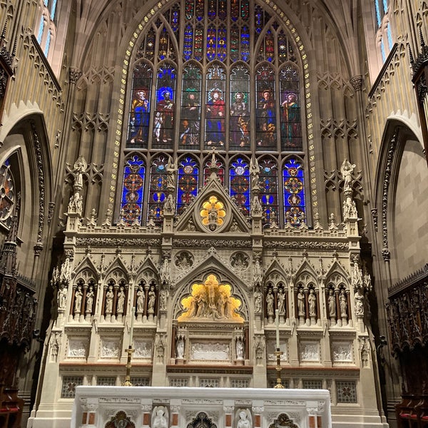 Foto diambil di Trinity Church oleh Caitlin C. pada 10/23/2022
