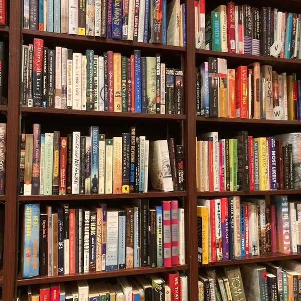Foto scattata a Housing Works Bookstore Cafe da Caitlin C. il 3/19/2022