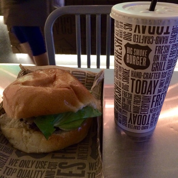 Foto scattata a Big Smoke Burger da Caitlin C. il 10/7/2014