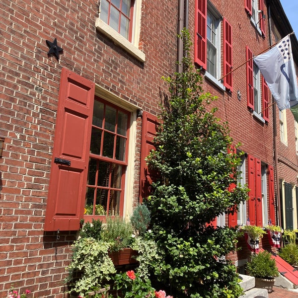 Photo taken at Elfreth&#39;s Alley Museum by Caitlin C. on 7/24/2022