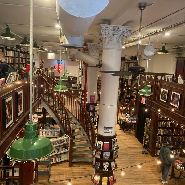 3/19/2022 tarihinde Caitlin C.ziyaretçi tarafından Housing Works Bookstore Cafe'de çekilen fotoğraf