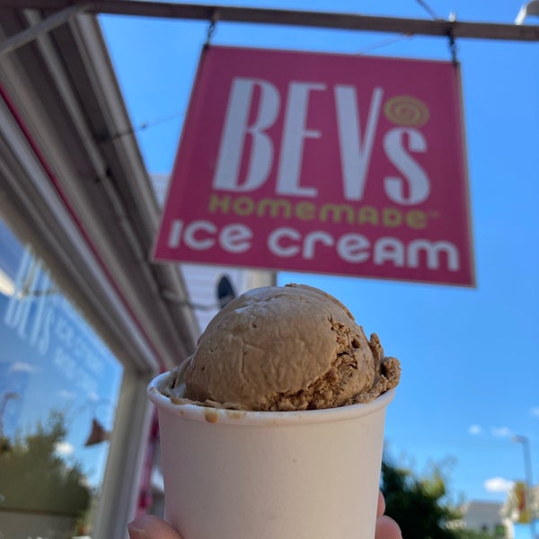 Das Foto wurde bei Bev&#39;s Homemade Ice Cream von Caitlin C. am 9/1/2022 aufgenommen